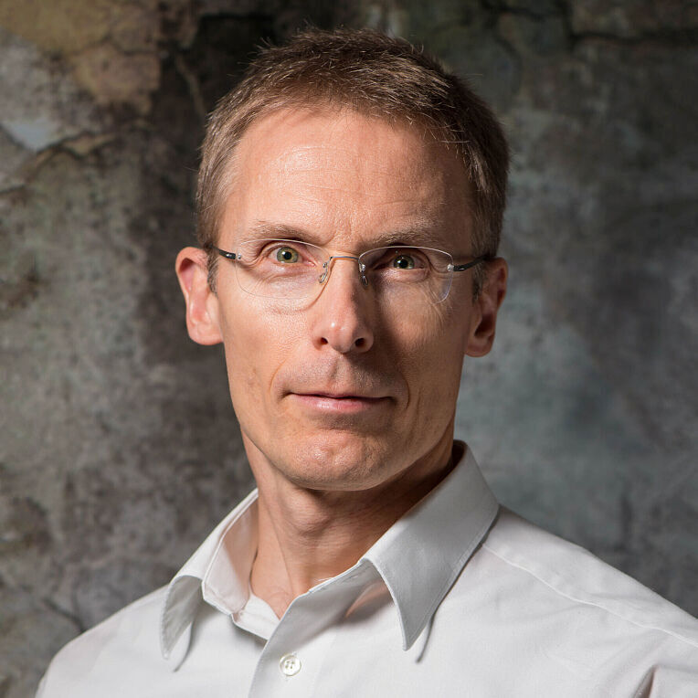 Chris Schlaeger ist Standortleiter und Geschäftsführer der Amazon Development Center Germany GmbH. Seine Teams arbeiten an der Kernel- und Betriebssystementwicklung.