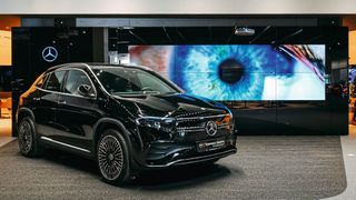 Digitale Schauraumelemente: Die Torpedo-Gruppe hat ihren Standort in Saarbrücken für rund zehn Millionen Euro erneuert und auf den aktuellen Daimler-Architekturstandard MAR 2020 gehoben. Im Schauraum sind jetzt unter anderem 60 Bildschirme platziert. (Bild: Gürel Sahin)