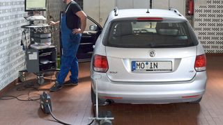 Die Abgase von Dieselmotoren müssen bei der AU mit einer Absaugung erfasst werden, das fordert die TRGS 554. (Bild: Rosenow)