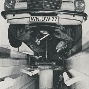 1951: Das eigene Auto steht für viele West- deutsche in der Wirtschaftswunderzeit ganz oben auf der Wunschliste. Der zunehmende Individualverkehr wird jedoch zum Sicherheitsproblem. Bereits 1951 reagiert der Gesetzgeber, indem er für alle zulassungspflichtigen Kraftfahrzeuge regelmäßige Hauptuntersuchungen vorschreibt. Mit der Durchführung werden fast überall die Technischen Überwachungsvereine  beauftragt. Darüber hinaus kommt den Vereinen eine wichtige Rolle bei der Verbesserung der Sicherheit im Straßenverkehr zu.