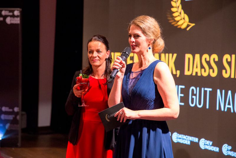 Bevor die Gäste den Abend in der Hotelbar ausklingen lassen dürfen, wird Moderatorin Margit Lieverz (r.) noch gebührend von Alexandra Breuer von den Vogel IT-Medien verabschiedet. (Bild: artful rooms / VIT)