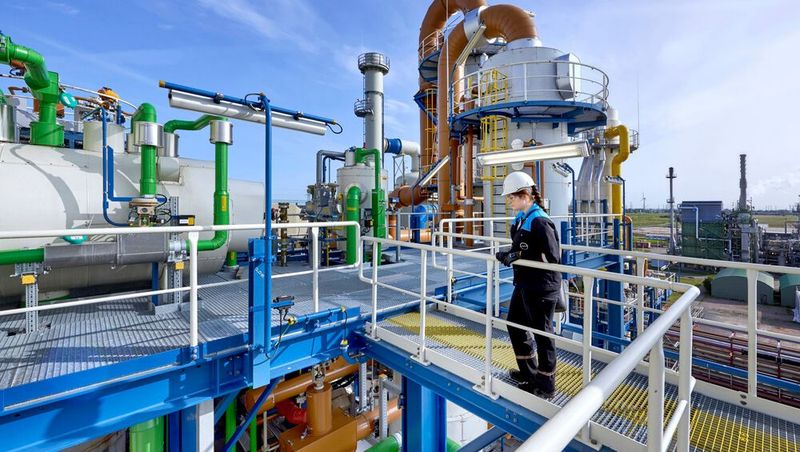 So könnte die neue Covetro-Großanlage zur Herstellung von MDI für Polyurethan-Hartschaum aussehen, deren Bau jetzt doch wieder in Angriff genommen wird. Hier sagt Covestro warum.
