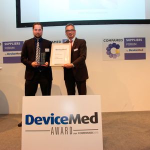 Fraunhofer-Forscher Christian Wald (li.) nimmt auf der Compamed 2015 den Devicemed-Award von Chefredakteur Peter Reinhardt entgegen.