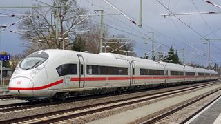 Bahn fahren statt Auto oder Flieger nutzen schont die Umwelt. Doch da geht noch mehr: Die Branche rund um den Zugverkehr lässt bislang noch viel Potenzial zur durchgehend grünen Energieversorgung ungenutzt.  (Bild: Deutsche Bahn AG / Volker Emersleben)