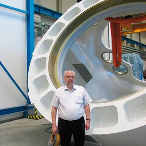 Uwe Knäbel, Fertigungsleiter der SHW Casting Technologies GmbH in Königsbronn: „Eine schwierige Aufgabe war auch das Wenden des Maschinenträgers nach der ersten Aufspannung zur weiteren Bearbeitung. Mit einem Modell im Maßstab 1 : 20 ermittelten wir die exakte Lastverteilung, um den Maschinenträger problemlos wenden zu können.“ Bild: Kuttkat