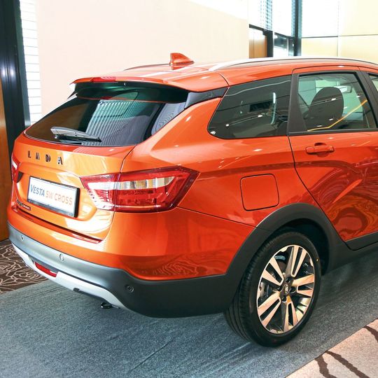 Der Lada Vesta SW Cross soll mit leicht offroad-tauglichen Fahreigenschaften punkten.(Bild:  Grimm / »kfz-betrieb«)