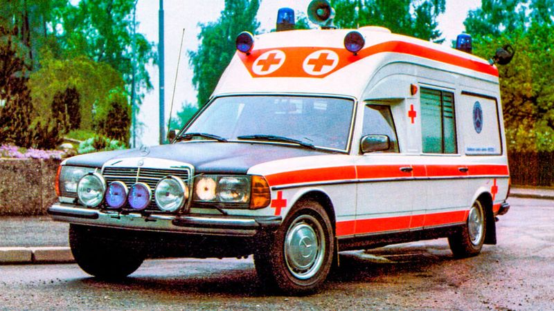 Die Baureihe diente darüber hinaus oft als Basis für verschiedene Auf- und Umbauten. Für Polizei, Feuerwehr und Rettungsdienste gab es modifizierte Limousinen und T-Modelle sowie Krankenwagen als Aufbauten von Firmen wie Binz und Miesen. (Bild: Mercedes-Benz Classic Archive)