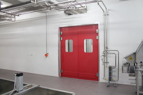 Im niedersächsischen Melle fertigt Grothaus Pendeltüren aus Polyethylen (PE), Polyvinylchlorid (PVC), Holz und Edelstahl. Jetzt wurde man von Hörmann übernommen.(Bild:  Grothaus)