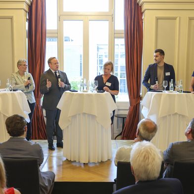 Lebendige Podiumsdiskussion auf dem Parlamentarischen Abend des GKV in Berlin.  v.l.n.r.: Anke Plättner (Moderation), Dr. Rita Weber (IG BCE), Tilman Kuban MdB (CDU/CSU), Dunja Kreiser MdB (SPD), Julian Joswig MdB (Bündnis 90/Die Grünen), Dr. Helen Fürst (Präsidentin GKV). (Bild: GKV)