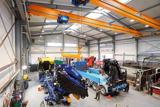 Herzstück der Werkshalle bei Mara sind zwei Abus-Einträgerlaufkrane mit jeweils 6,3 Tonnen Tragfähigkeit. Herzstück der Werkshalle bei Mara sind zwei Abus-Einträgerlaufkrane mit jeweils 6,3 Tonnen Tragfähigkeit.
