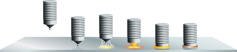 Beim Bolzenschweißen wird zwischen einer Stirnfläche des Bolzens und dem Werkstück ein Lichtbogen gezündet, beide Teile werden lokal angeschmolzen und anschließend unter geringem Anpressdruck gefügt.  (Bild: Delo)