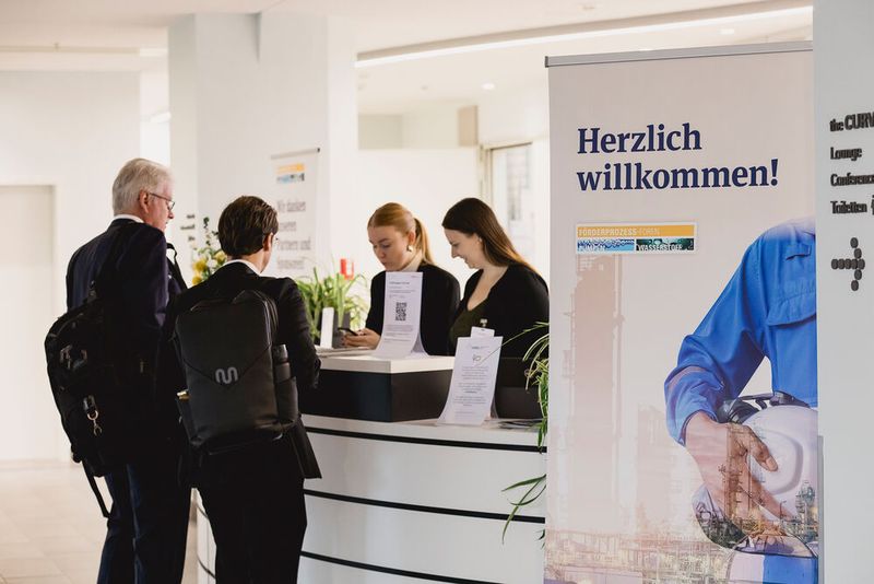 Endlich gehts los! Empfang am Counter: Ordnung muss sein (Bild: Stefan Bausewein)