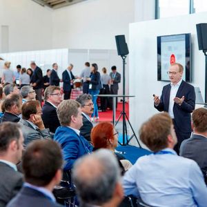 Die Chemspec Europe bietet ein breitgefächertes Fortbildungsprogramm mit Vorträgen und Konferenzen vor Ort an. Auf vier eigens eingerichteten Konferenzbühnen vermitteln versierte Branchenexperten in Präsentationen und Gesprächsrunden interessante Einblicke in die chemische Wertschöpfungskette, aktuelle Forschungsprojekte und regulatorische Fragen. Sämtliche Konferenz- und Seminarveranstaltungen sind kostenlos und werden in Zusammenarbeit mit renommierten Eventpartnern durchgeführt.