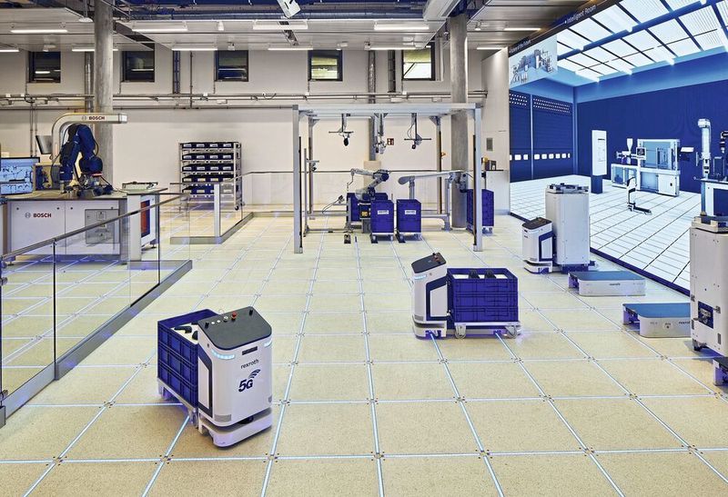 In der Modellfabrik kommen auf einem intelligenten Boden beispielsweise autonome
Transportsysteme für die Intralogistik, selbstlernende Roboter zur Kommissionierung oder automatische Produktionsassistenten zum Einsatz. (Bosch Rexroth)