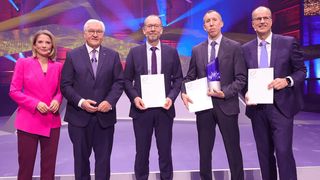 Von links: Moderatorin Yve Fehring, Bundespräsident Frank-Walter Steinmeier sowie die Gewinner Christopher Uhr, Pierre Andrieu und Kai Weeber stehen am 19. November nach der Verleihung des Deutschen Zukunftspreises 2025 zusammen. (Bild: Deutscher Zukunftspreis/Bildschön GmbH)