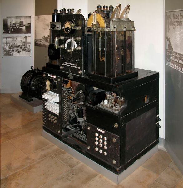 Poulsen-Lichtbogen-Sender im Deutschen Museum München. (Bild: Poulsen-Lichtbogen-Sender / Clemens PFEIFFER / CC BY / de.wikipedia.org)