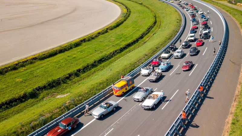 Wie jedes Jahr Highlight bei der Bosch Boxberg Klassik: die Fahrt mit dem eigenen Oldtimer im Hochgeschwindigskeitsoval. Ab 120 km/h kann man das Lenkrad loslassen – theoretisch.(Bild:  Bosch)