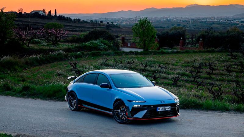 Hyundai hat nicht nur Leistung und Optik im Blick. Gegenüber dem normalen Ioniq 6 wurden Fahrwerk, Achssteifigkeit, Lager, Dämpfer und Lenkung umfassend überarbeitet. (Bild: Hyundai)