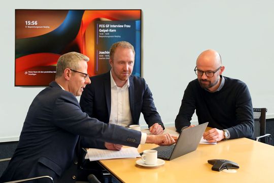 von links: CEO Joachim Dittrich mit Dr. Marten Klukkert, VP Customer Developement Center und Dr. Martin Schöler, VP Technology im Gespräch(Bild:  Fette Compacting)