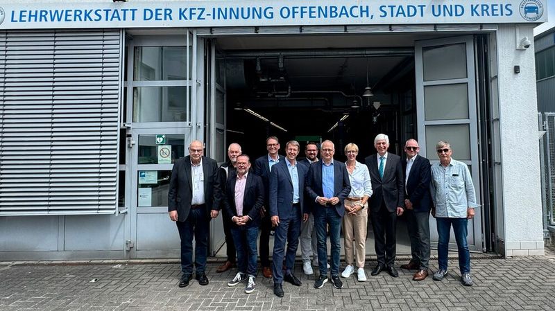 Mit einem gemeinsamen Foto endete der Besuch im Bildungszentrum der Kfz-Innung Offenbach. Die Vertretenden des Kfz-Gewerbes dankten Tarek Al-Wazir für sein Interesse an den Anliegen der Branche und den konstruktiven Dialog über die Zukunft von Mobilität, Ausbildung und Fachkräftesicherung.(Bild:  Kfz-Gewerbe Hessen)