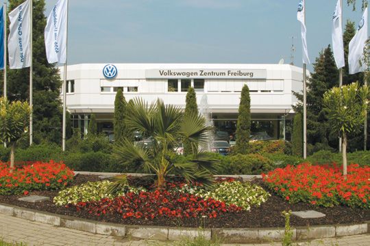 Gepflegt und strahlend präsentiert sich das Volkswagen-Zentrum Freiburg. (Archiv: Vogel Business Media)