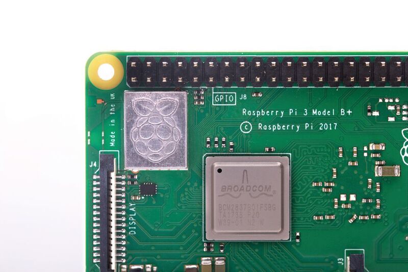 Raspberry Pi 3B+: Rspberry Pi kommt erstmals mit Kühlkörper für den SoC. Zudem ist die Wireless-Schaltung  unter einem Metallschirm eingekapselt und mit dem Raspberry-Pi-Logo versehen. So konnte die Raspberry Pi Foundation das gesamte Board als ein Funkmodul gemäß den FCC-Regeln zertifizieren. (Raspberrypi.org)