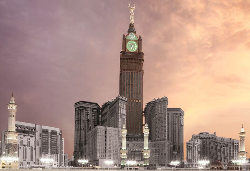 Die Uhrzeit auf der Turmuhr des Makkah Clock Tower ist noch in bis zu 10 km Entfernung abzulesen. (Bild: Fairmont Hotel)