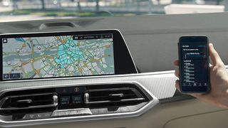 In Innenstadtbereichen, wie beispielsweise Umweltzonen, schalten Plug-in-Hybride von BMW künftig automatisch auf den elektrischen Fahrbetrieb um – vorausgesetzt, die Batterie ist entsprechend geladen. (Bild: BMW)