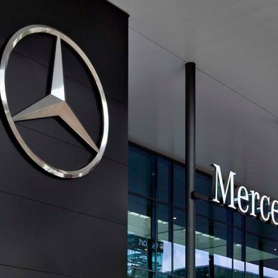 Verkäufer in den Mercedes-Benz-Autohäusern arbeiten künftig mit neuen IT-Systemen. (Bild: Daimler)