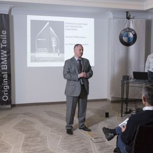 Michael Renner, Leiter Geschäftsbereich Freie Werkstätten der BMW AG, begrüßt die Teilnehmer der Incentive-Veranstaltung zu einem erlebnisreichen Wochenende.