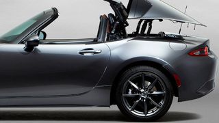 Der Mazda MX-5 kommt auch in der neuen Generation wieder mit Blechdach. Das Konzept ist jedoch im Vergleich zum Vorgänger komplett neu. (Foto: Mazda)
