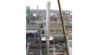 Im Rahmen der Ausbaumaßnahmen wurde in einem Betrieb eine etwa 30 Meter lange und 20 Tonnen schwere Kolonne integriert, die der Trennung von Kresolgemischen dient.  (Bild: Lanxess)
