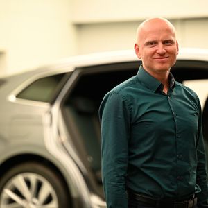 „Das Hauptpotenzial des Nachhaltigkeitsansatzes von Škoda liegt in der Reduzierung des Ressourcenverbrauchs für die Herstellung von Kunststoffen und in der Verwendung von Abfällen oder bereits verwendetem Material. Doch wir bereiten uns damit auch auf künftige gesetzliche Anforderungen der EU-Altautoverordnung vor“, sagt Dalibor Kopáč, Entwicklungsingenieur bei Škoda.(Bild:  Skoda)