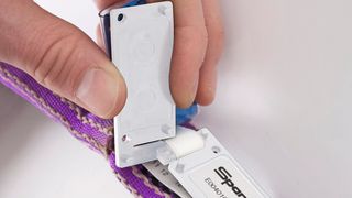 Erst- und Nachrüstung von Spanset-Anschlagmitteln mit dem neuen Idxclip, der mit der Gewebeschlaufe des Anschlagmittels verbunden wird. (Bild: Spanset)