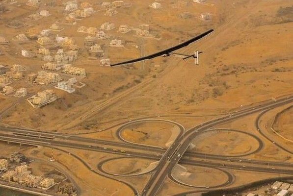 Den Piloten des ultraleicht Flugzeugs Solar Impulse 2 ist die erste Weltumrundung, nur mit  solarbetriebenen Elektromotoren an Bord, geglückt. (Solar Impulse)