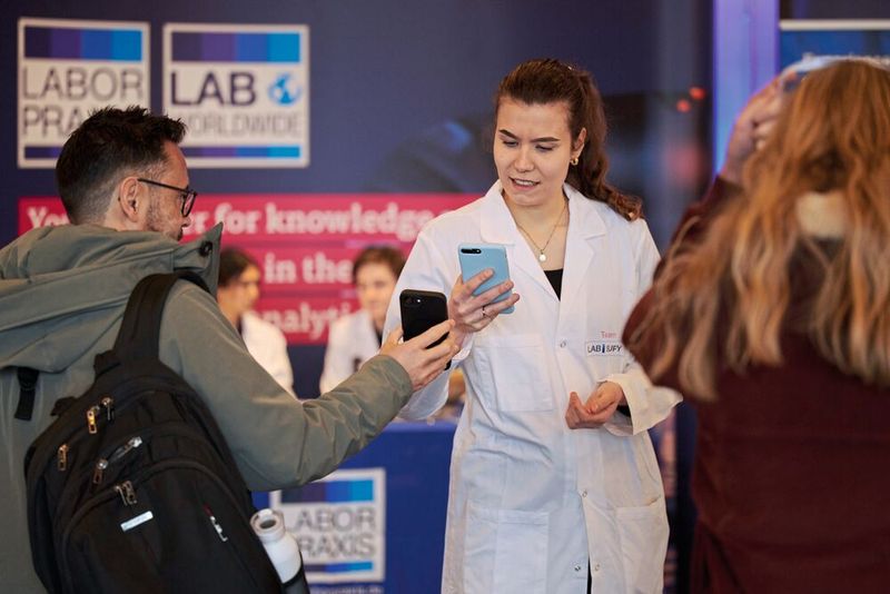 Quickly show your free ticket and check in, then you're ready to go.   For more information about upcoming LAB-SUPPLY trade fairs, visit www.lab-supply.info (Bild: Eye Am Chris)