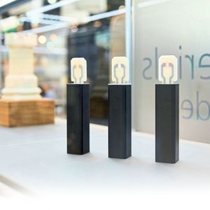 Carbon-Nano-Tubes lassen jetzt „Light-Sticks“ leuchten.  Das Fraunhofer-ICT compoundiert das elektrisch leitfähige Material selbst und verarbeitet es dann im AKF-Verfahren mit Arburgs Freeformer – ganz ohne Werkzeug oder Form.