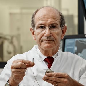 Der Franzose Alim-Louis Benabid hat eine bahnbrechende Methode für die Behandlung von Parkinson gefunden.
