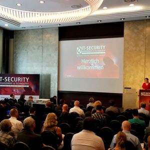Anstoß zur IT-Security Conference 2018 in München! Die Teilnehmer freuen sich auf einen ereignisreichen Tag.(Bild:  Vogel IT-Akademie)
