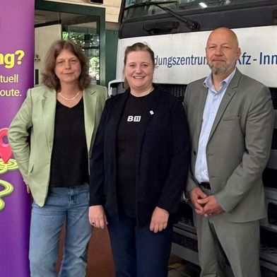 Auf der Automechanika in Frankfurt gab es Gelegenheit, die neue Kooperation bildlich zu dokumentieren: (v. l.) Martina Krassowski, Geschäftsführerin des Landesverbands Hamburg, Maria Becker, Key Account Managerin Bank 11, und Martin Krohn, Präsident des Kfz-Landesverbands Hamburg. (Bild: Kfz-Gewerbe Hamburg)