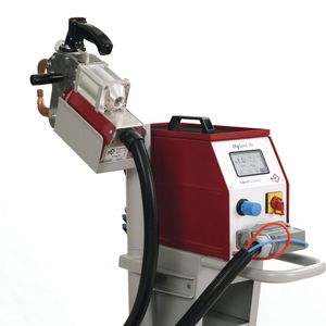 Bild 1: Die Bedienung des Geräts zum Punktschweißen, Ausbeulen und Induktionserwärmen konnte durch das Farb-Touchdisplay stark vereinfacht werden.