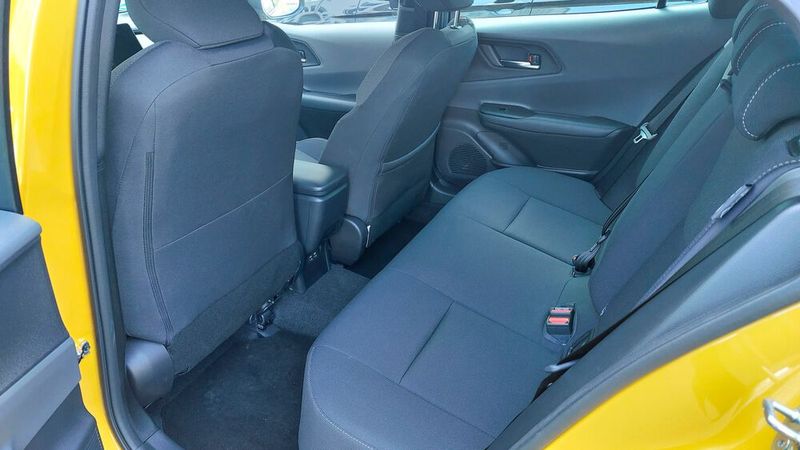 Beinfreiheit hui, Kopffreiheit pfui. So könnte man das Platzangebot auf den hinteren Plätzen im Prius zusammenfassen. Geschuldet ist das der coupéhaften Linienführung des Modells. Auch der Einstieg ins Fahrzeug ist etwas hakelig. (Bild: Mauritz – VCG)