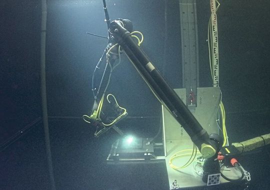 Präziser und hochwertiger! Was man hier in Aktion sieht, ist eine KI-gestützte Möglichkeit für das Schweißen an Anlagen und Einrichtungen unter Wasser. So soll etwa der Fachkräftemangel ausgeglichen werden. Lesen Sie hier, wie man sich das vorzustellen hat ...(Bild:  DFKI)