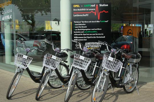Tolle Sache: Während der Wagen in der Werkstatt ist, können Kunden mit dem E-Bike Besorgungen machen oder einfach komfortabel durch die Stadt radeln. (Archiv: Vogel Business Media)