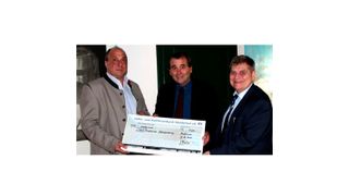 Bürgermeister Hans Steindl (Mitte) nimmt von Geschäftsführer Pörner Deutschland, Gerhard Bacher (l.) und Niederlassungsleiter Pörner Burghausen Claus Roiger (r.) einen Scheck über  1000 Euro für die Jugendarbeit der Stadt entgegen.  (Pörner Industriegesellschaft)