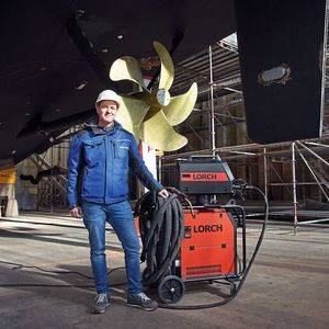 Jeroen Anderson, Schiffsbauingenieur und Schweißaufsicht bei der Peters Werft:  „Mit den neuen Anlagen arbeiten wir jetzt viel flexibler und benötigen wesentlich weniger Rüstzeit.“(Bild:  Lorch/Peters Werft)