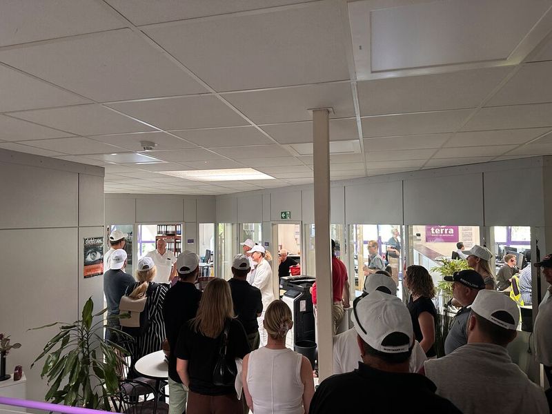 Bevor es zum Tennis geht, wollen die Schweizer Kunden sehen, wo denn der Siegbert Wortmann sein Büro hat. (Bild: Vogel IT-Medien)