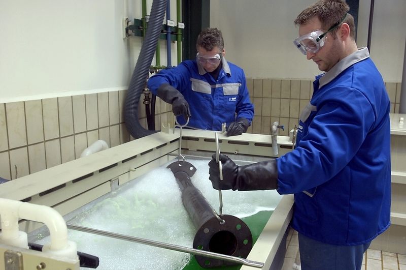 Bild 3: Eine chemische Aktivierung ermöglicht, Edelstahlrohre direkt mit Nickel-Phosphor zu beschichten. Das gilt auch für die Rohrinnenflächen. (Archiv: Vogel Business Media)