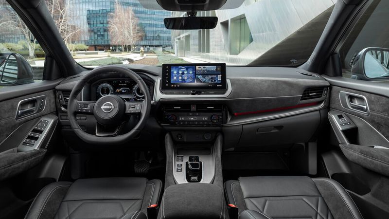 In den feineren Ausstattungslinien gibt es neue Alcantara-Applikationen auf Armaturenbrett, Türeinlagen und -armlehnen und dem Deckel der Mittelkonsole. (Bild: Nissan)