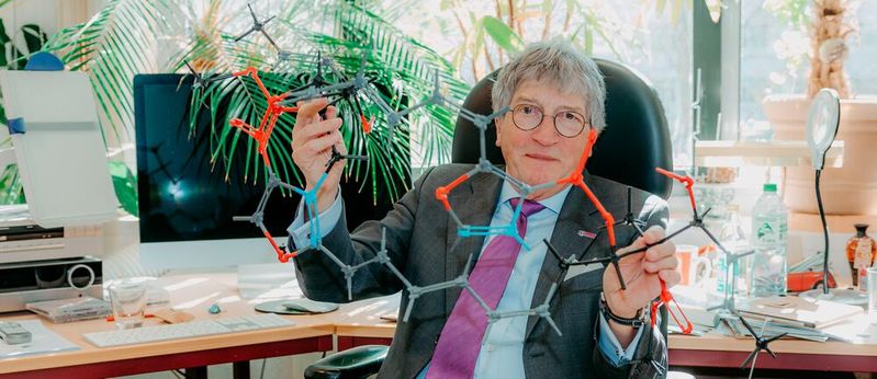 Prof. Dieter Schinzer mit dem Modell des Disorazol-Moleküls(Bild:  Jana Dünnhaupt/ Uni Magdeburg)
